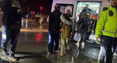 Burdur'da öğrenci servisi ile otomobil çarpıştı: 12 öğrenci hafif yaralı