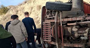 Burdur'da yük kamyonu devrildi: 1 yaralı