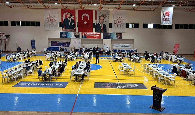 Burhaniye'de Satranç Turnuvasında dereceye girenler ödüllendirildi