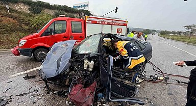 Bursa-Yalova kara yolunda kamyon ile otomobil çarpıştı: 2 yaralı