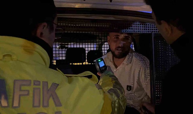 Bursa'da alkollü sürücü, polis uygulamasından kaçarken trafik lambasına çarptı