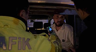 Bursa'da alkollü sürücü, polis uygulamasından kaçarken trafik lambasına çarptı
