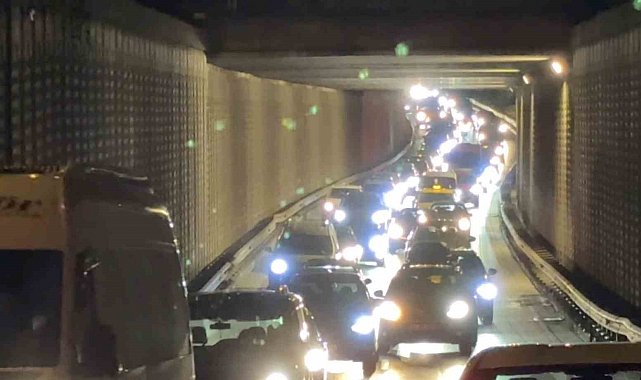 Bursa'da bariyerlere çarpan araçta 2 kişi yaralandı