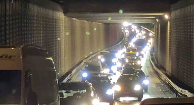 Bursa'da bariyerlere çarpan araçta 2 kişi yaralandı