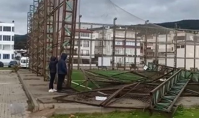 Bursa'da fırtına halı sahanın direklerini yıktı