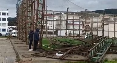 Bursa'da fırtına halı sahanın direklerini yıktı