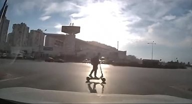 Bursa'da ışık ihlali yapan scooter sürücüsü kazadan kıl payı kurtuldu