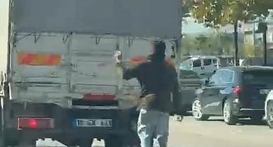 Bursa'da kamyonetin arkasına çıktı, canını hiçe saydı
