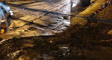 Bursa'da kaza sonrası yola saçılan meyveleri vatandaşlar topladı