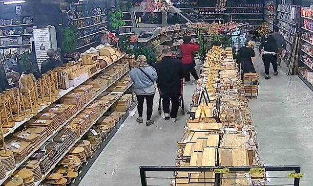 Bursa'da mağazaya servis aracı daldı: Müşteriler neye uğradığını şaşırdı