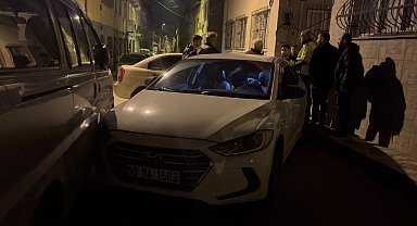 Bursa'da önce otomobille kovaladı, kaza yaptırdı... Kaldırım taşıyla peşine düştü