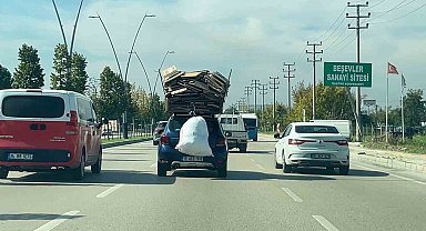 Bursa'da otomobilin üzerine yüklediği kartonlarla trafikte ilerledi
