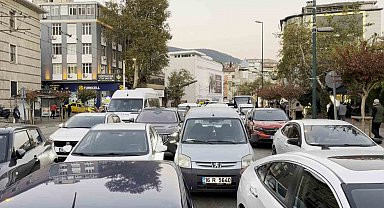 Bursa'da sabah namazı yoğunluğu: Trafik tek şeride düştü