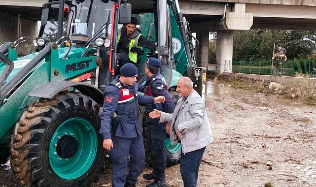 Bursa'da su taşkınında mahsur kalan vatandaşı jandarma kurtardı