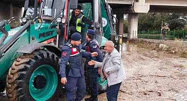 Bursa'da su taşkınında mahsur kalan vatandaşı jandarma kurtardı