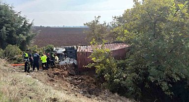 Bursa'da tır tarlaya uçtu: 1 yaralı