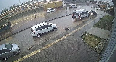 Bursa'da tırın dorsesi kontrolden çıktı...Kaza anı kamerada