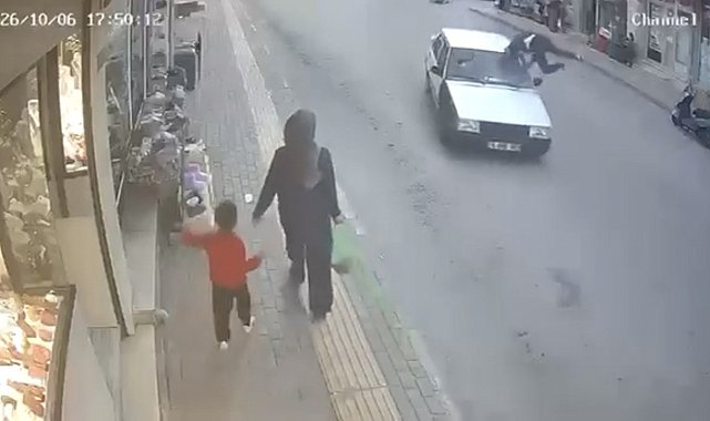 Bursa'da Tofaş otomobil yayaya çarptı: O anlar kamerada