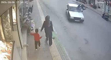 Bursa'da Tofaş otomobil yayaya çarptı: O anlar kamerada