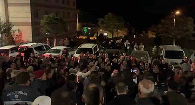Bursa'da toplu konut sakinlerinden eylem...Site yönetimiyle vatandaşlar birbirine girdi