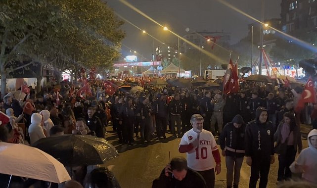 Bursa'da yağmura rağmen Can Bonomo ile Cumhuriyet coşkusu