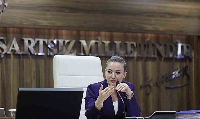 Büşra Özdemir'den AK Parti'ye geçeceği iddialarına yanıt: "Biraz daha nezaketli davranmalarını rica ediyorum"