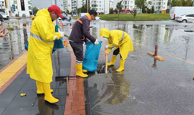 Büyükşehir Belediyesi yoğun yağış nedeniyle aksama yaşanan noktalara müdahale ediyor