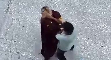 Cadde ortasında boğazını sıktığı kadını yerde sürükledi