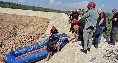 Çamur depolama alanına düşen köpek kurtarıldı