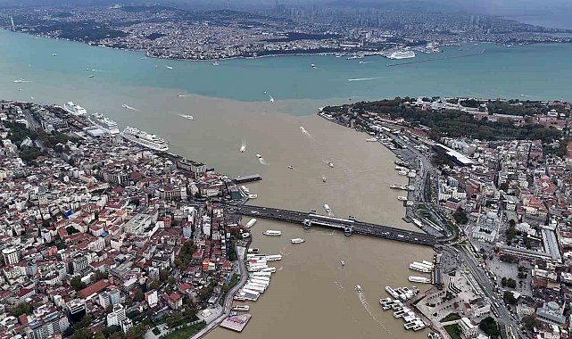 Çamura bulunan Haliç Boğaz'a böyle aktı