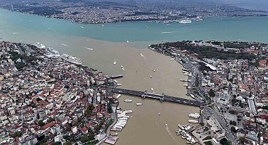 Çamura bulunan Haliç Boğaz'a böyle aktı