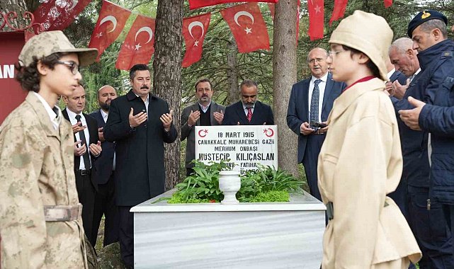 Çanakkale Boğazı'nı geçmek isteyen Fransız Denizaltısını batırmıştı, mezarı başında anıldı