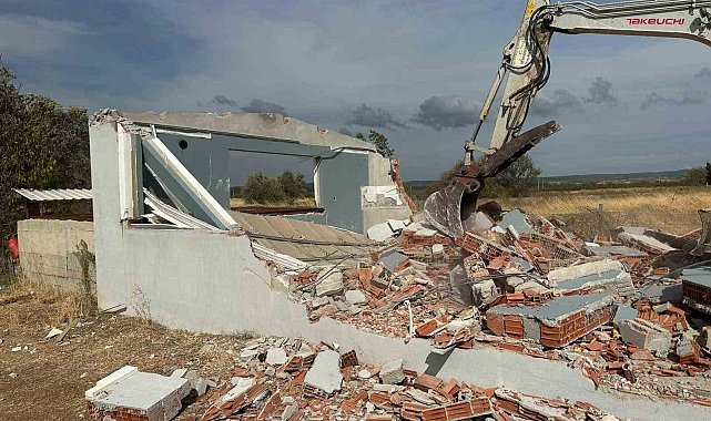 Çanakkale'de 21 kaçak yapı yıkıldı