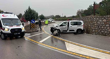 Çanakkale'de hafif ticari araç takla attı, sürücü yaralandı