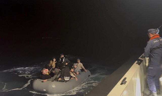 Çanakkale'de lastik botla sürüklenen 14 kaçak göçmen kurtarıldı