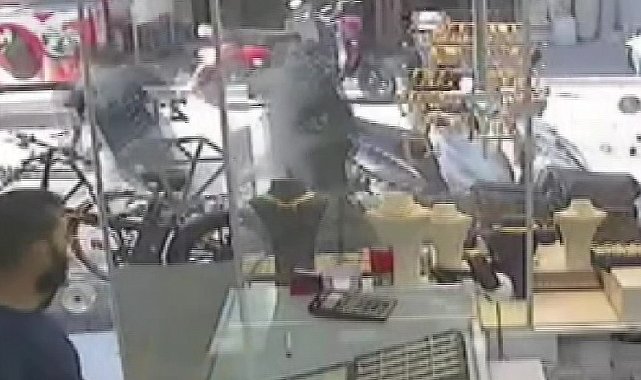 Çantayı kapıp kaçtılar, kadın peşlerinden koştu
