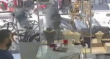 Çantayı kapıp kaçtılar, kadın peşlerinden koştu