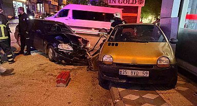Çarpışan otomobiller iş yeri vitrinine çarparak durabildi: 2 yaralı