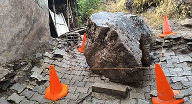 Çatak'ta evin üzerine kaya düştü