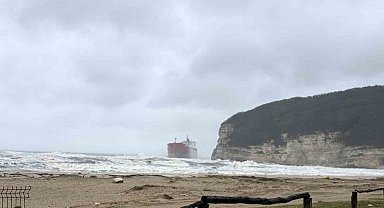 Çatalca'da fırtınada sürüklenen gemi karaya oturdu