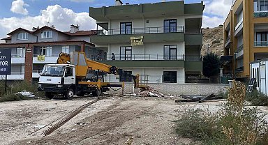 Çatıya demir çıkartmak isterken vinçten düşen işçi yaralandı
