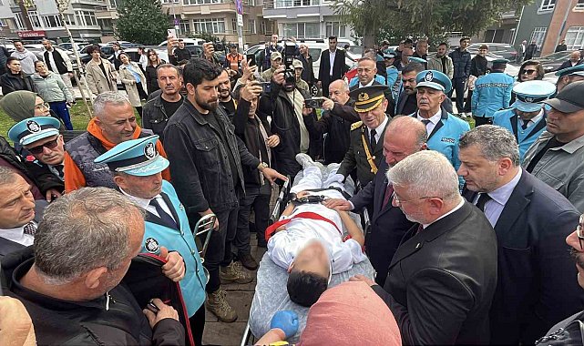 Çelenk sunma töreninde baygınlık geçiren çocuk merdivenden düştü