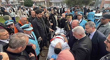 Çelenk sunma töreninde baygınlık geçiren çocuk merdivenden düştü