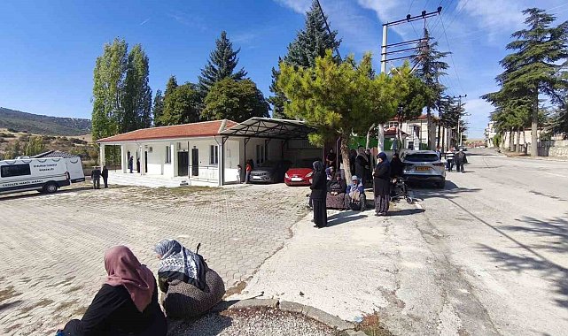 Cenazeye gelen yaşlılar güneş altında kaldı