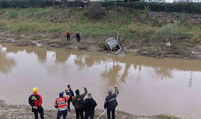 Cendere Deresi'nden otomobil çıkarıldı, o anlar havadan görüntülendi