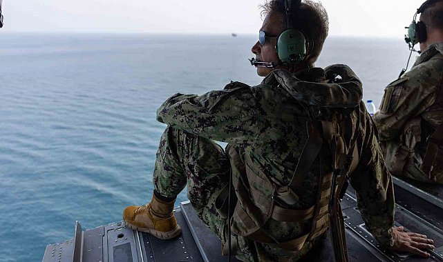 CENTCOM Komutanı Cooper, Hürmüz Boğazı üzerinden helikopterle uçuş gerçekleştirdi