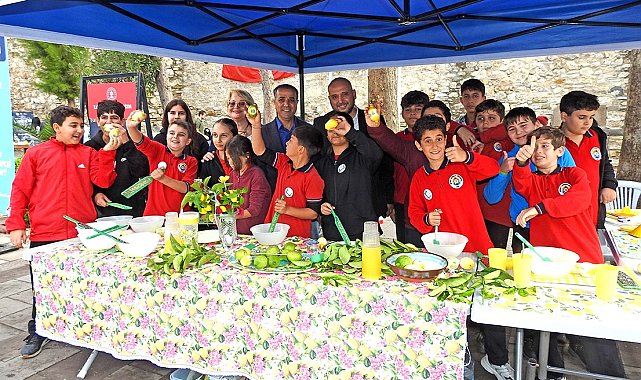 Çeşme Kalesi'nde çocuklar tarihle buluştu, limonata yaptı