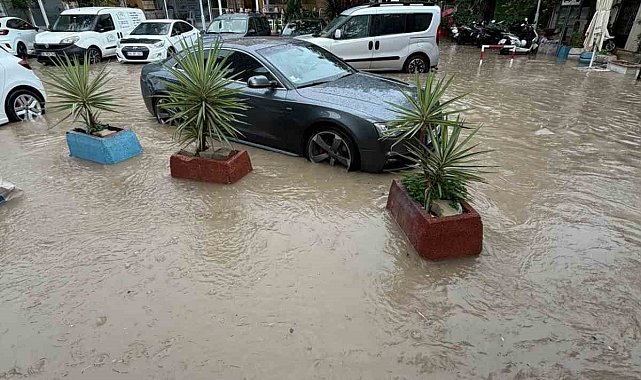 Çeşme'de şiddetli yağış hayatı olumsuz etkiledi