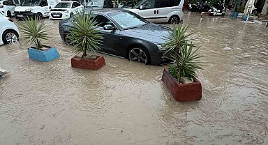 Çeşme'de şiddetli yağış hayatı olumsuz etkiledi