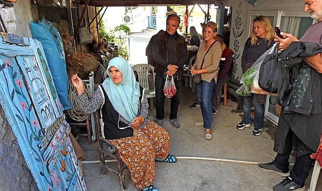 Çeşme'deki eski kapıya Nuran Erden'in fırçasıyla yeni hayat
